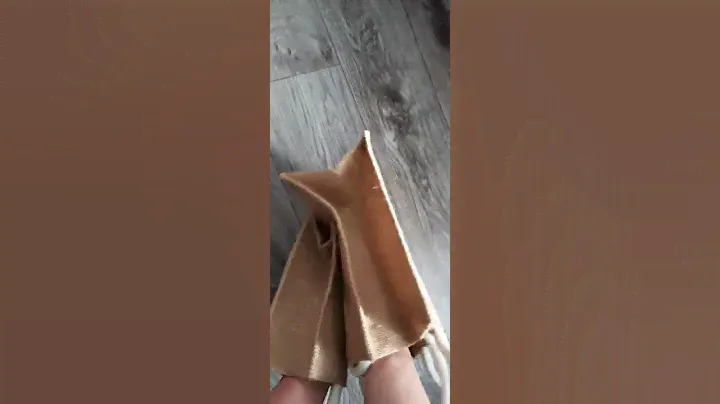 Подарочный пакет из джута. Современная упаковка подарка.