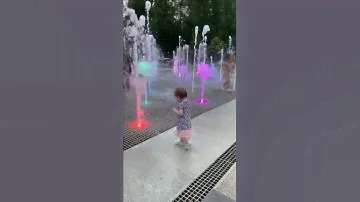 Фонтан показался ей большим ⛲️ #жаркиедни
